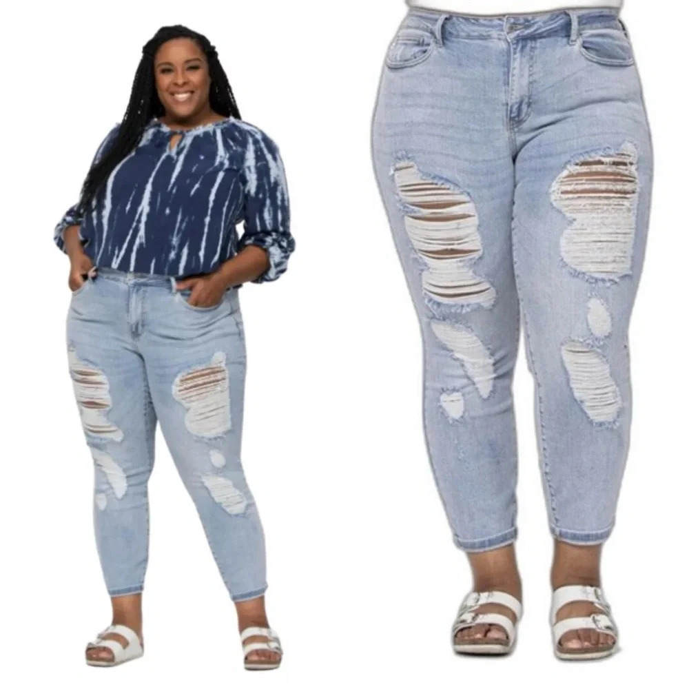 Judy Blue Mid Rise Destroyed Boyfriend Fit Jeans in Light Wash Blue 16W